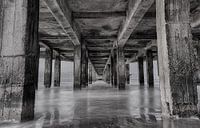 Unter der Pier von Blankenberge - schwarz-weiß