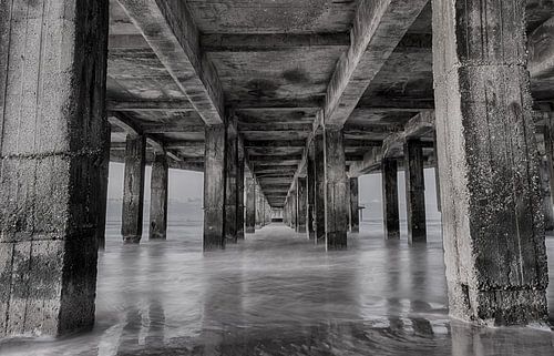 Onder de Pier van Blankenberge - zwart-wit