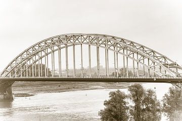 Waalbrug in Nijmegen (in sepia 2) van Fotografie Jeronimo