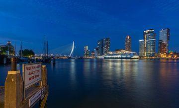 Het cruiseschip MS Rotterdam voor de laatste keer aan de Cruise Port in Rotterdam
