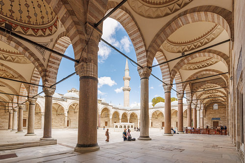 La cour de la Süleymaniye vue depuis les arcades