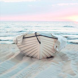 Roeiboot bij zonsopgang op de rustige zee van Johann Pavelka