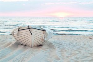 Ruderboot im Morgengrauen am ruhigen Meer