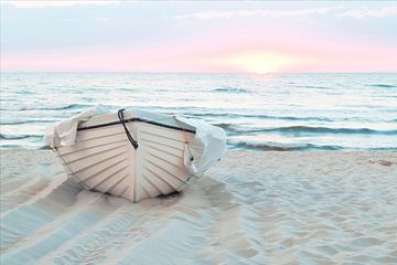 Roeiboot bij zonsopgang op de rustige zee