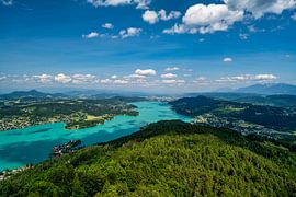Uitzicht vanaf de Pyramidenkogel observatietoren op het Woerthersee meer