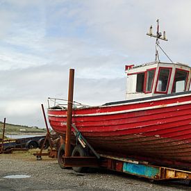 Old red boat by Babetts Bildergalerie