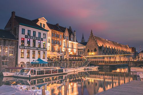 Photo de nuit de la Waterhouse au Bierkant dans la ville de Gand.