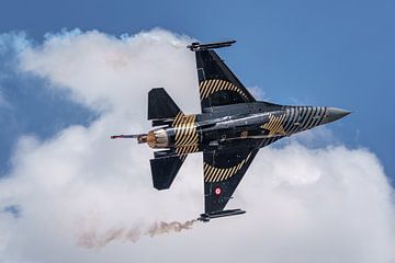 F-16 demo team of Turkish Air Force: SOLOTÜRK. by Jaap van den Berg