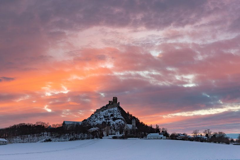 Sonnenuntergang - Staatzer Berg im Winter von Elke Wolfbeisser