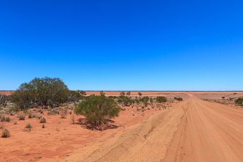 Een onverharde weg in de Australische Outback