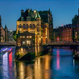 Hamburg Speicherstadt- Das Wasserschlösschen bei Nacht von t.ART