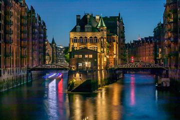 Hamburg Speicherstadt - De waterburcht bij nacht van t.ART