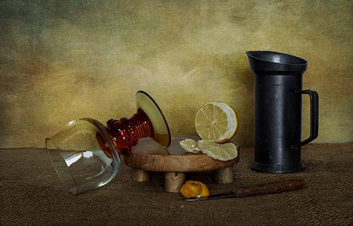 Stilleven met omgevallen roemer