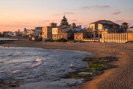 Een adembenemende zonsondergang kleurt de kust van Punta Secca'in levendige tinten van Si van PhotoCluster