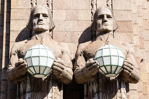 De beroemde lantarendragers van het centraal station in Helsinki