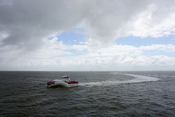 Boot Wagenborg op Waddenzee van Folkert Jan Wijnstra