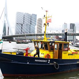 De Erasmusbrug in Rotterdam met een boot van de Havendienst van Tom van Vark Photography