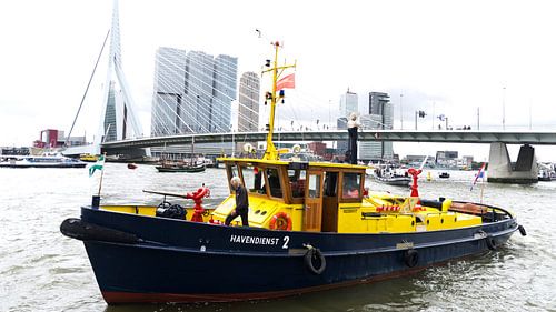 De Erasmusbrug in Rotterdam met een boot van de Havendienst