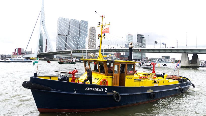 Die Erasmusbrücke in Rotterdam mit einem Boot der Hafenbehörde von Tom van Vark Photography