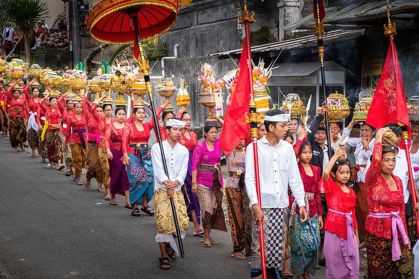 bBalinesische Frauen in traditioneller Kleidung auf dem Weg zum Tempel von Lex Scholten