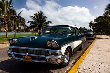 Cubaanse auto met kenteken MDA 911 (kleur)