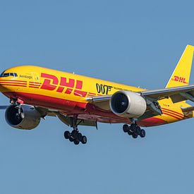 Landende DHL Aviation Boeing 777 vrachtvliegtuig. van Jaap van den Berg