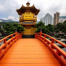 Un pont orange vers un temple en Chine sur Michael Bollen