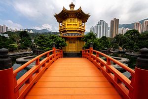 Un pont orange vers un temple en Chine