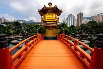 Orangefarbene Brücke zum Tempel in China von Michael Bollen