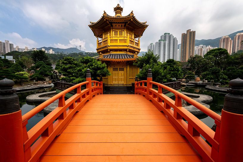 Un pont orange vers un temple en Chine par Michael Bollen