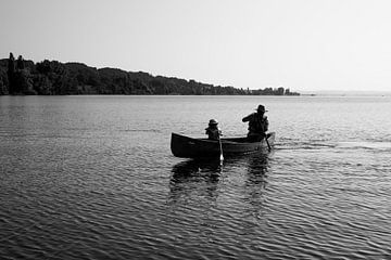 Kano op het Bodenmeer in Wangen, Baden-Württemberg zwart wit fotoprint van Manja Herrebrugh - Outdoor by Manja