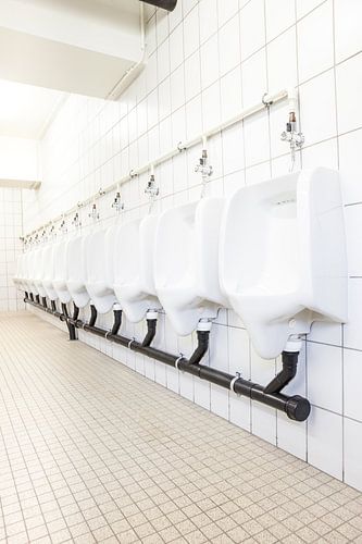 Urinoirs bij de mannen toilet