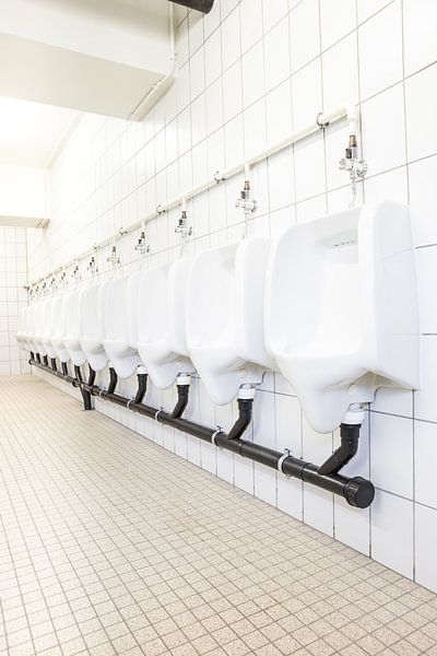 Urinoirs dans les toilettes pour hommes par Marcel Derweduwen