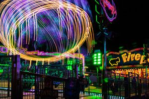 Lichtwirbel eines Karussells – Langzeitbelichtung auf dem Jahrmarkt