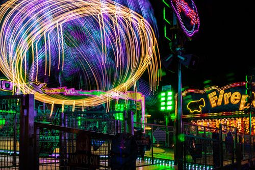 Tourbillon de lumières d'un manège – Exposition longue à la fête foraine