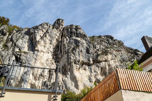 Hohe Felsen am Ortsrand von Markt Essing in Bayern