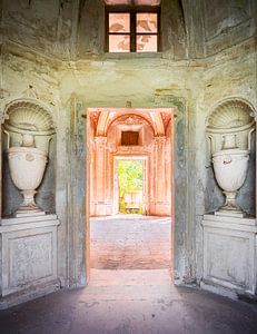 Verlaten Villa met Vazen. van Roman Robroek - Foto's van Verlaten Gebouwen