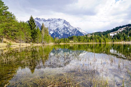 Het rustige Luttenmeer bij Mittenwald, omgeven door alpenatuur en een stil berglandschap.