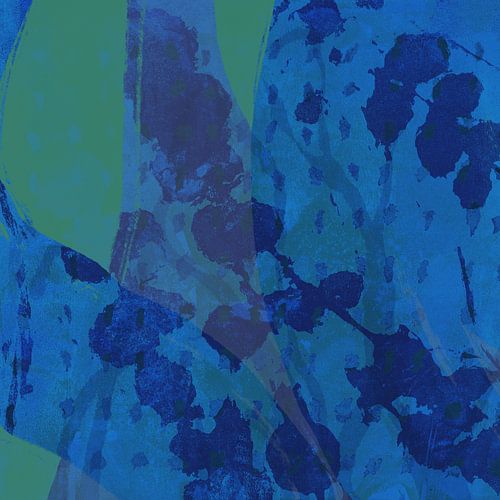 Blauwe bloemen op kobaltblauw en groen. Abstract botanisch.