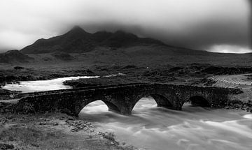 Schotland, Sligachan Old Bridge, Isle of Skye Black & White van Ivo Bentes