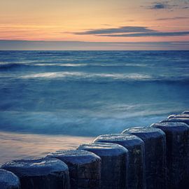 Buhnen der Ostsee im Abendlicht von Tobias Luxberg