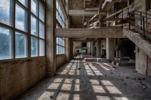 Sonnenlicht in leerer Fabrik