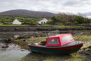 Ierland - Burren - Muckinish - Kleine vissersboot van Western Exposure