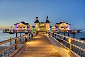 Pier in Sellin op het eiland Rügen in de avond van Michael Valjak