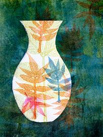 Vase avec motif de feuilles sur fond d'essence sur Lida Bruinen