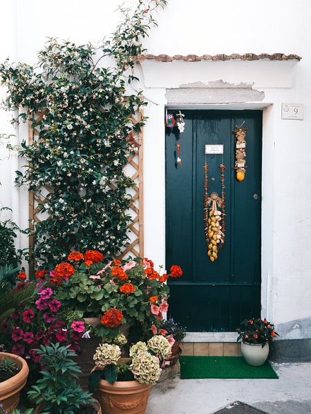 Groene deur met bloemen in Atrani van Michiel Dros