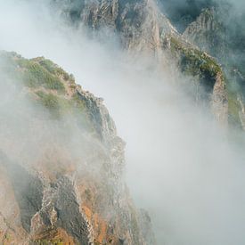 Misty mountains - Pico Ruivo, Madeira van Tim Loos