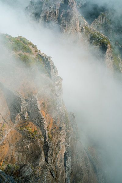 "Misty Mountains" (Montagnes brumeuses) - Pico Ruivo, Madère par Tim Loos