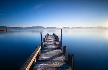 Houten pier bij zonsopgang. Massaciuccoli meer van Stefano Orazzini