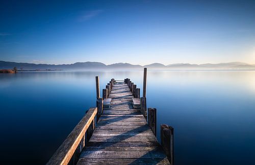 Houten pier bij zonsopgang. Massaciuccoli meer